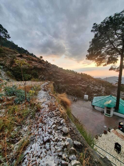 Kasauli Cascade A Cheerfull 4 Bedroom Challet Экстерьер фото